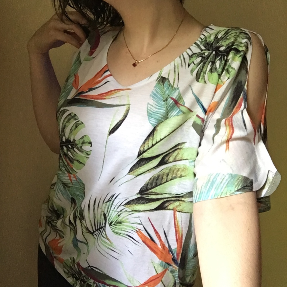 Chico's palm fronds tropical top | open shoulder